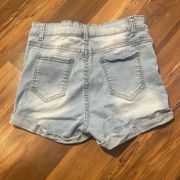 Medium shorts. Casual. - Picture 2 of 2